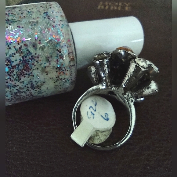 Bursting Crystals Cocktail Ring - Picture 5 of 12